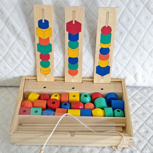 Jeu en bois pour enfants – formes, couleurs et logique Boîte de perles géométriques colorées avec tiges et modèles numérotés – apprentissage des formes et du comptage