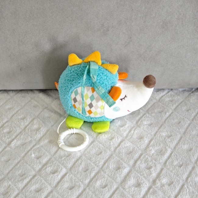 Boîte à musique hérisson BabyFehn posée sur surface claire, vue de côté