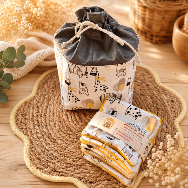 Coffret de 8 lingettes lavables en fibre de bambou avec pochon artisanal motif girafes Bouille de Laine