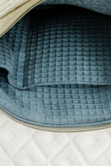 Intérieur de trousse bébé avec doublure en coton gaufré foncé et fermeture zippée ouverte