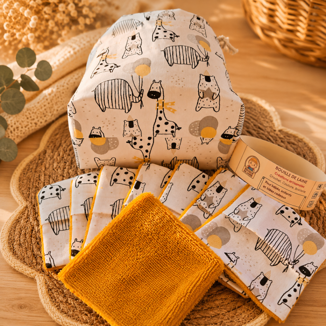 Gros plan sur des lingettes lavables en fibre de bambou avec tissu imprimé motif girafes