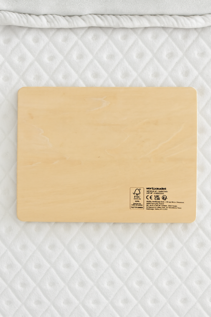 Planche en bois Vertbaudet avec marquages CE, UKCA et FSC – fond blanc texture