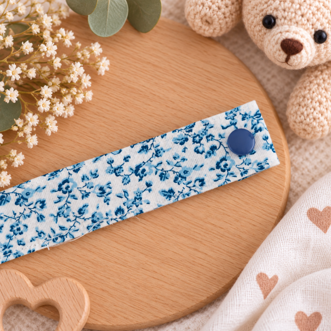Attache sucette en tissu fleuri bleu et blanc avec pression bleue