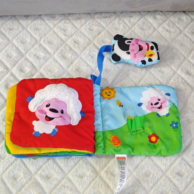 Livre tissu Fisher-Price – page agneau colorée Livre tissu Fisher-Price avec agneau et éléments sensoriels