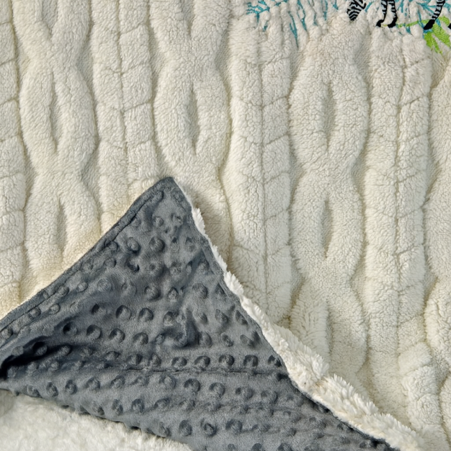 Texture tricot crème et tissu minky gris à pois sur couverture bébé artisanale