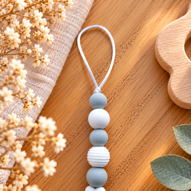 Boucle blanche et perles silicone grises Boucle en cordon blanc et perles rondes en silicone gris et blanc avec perle striée