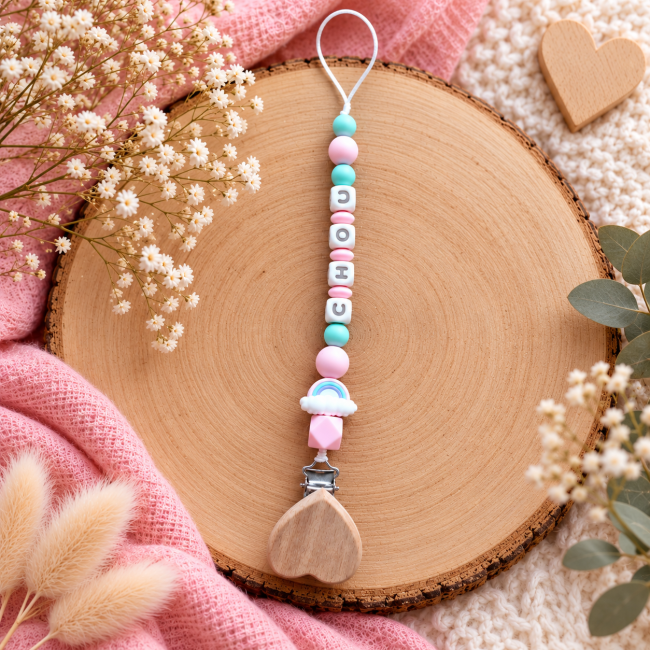 Attache sucette artisanale rose, vert menthe et blanc avec arc-en-ciel et cœur en bois