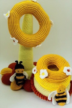 Univers abeille en crochet – Jeu à empiler créatif Scène crochetée abeille avec anneaux et base fleurie