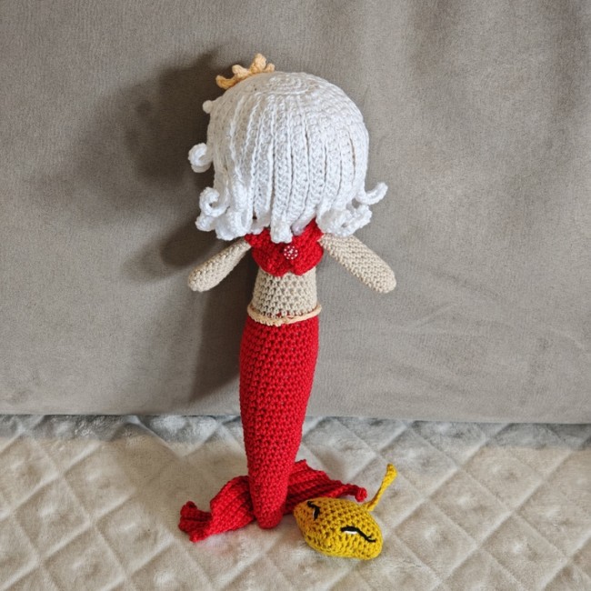 Sirène au crochet et raie – Création artisanale Sirène au crochet avec cheveux blancs et raie jaune, création artisanale