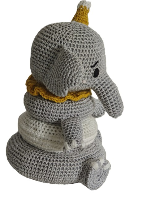  Jouet empilable éléphant au crochet vu de face, avec ses anneaux et son petit chapeau jaune. 