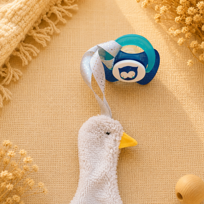 Attache-sucette bébé en bambou avec ruban blanc à motifs bleus et sucette