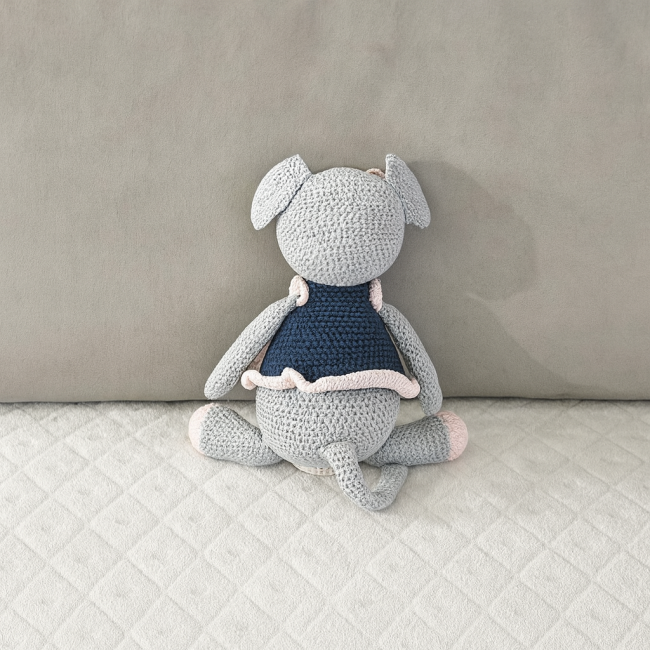 Boîte à musique crochetée – vue arrière du doudou Doudou musical artisanal en crochet vu de dos, gilet bleu marine bord rose