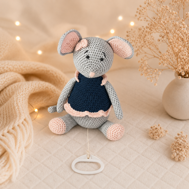Souris musicale artisanale en crochet – mécanisme à tirerb Boîte à musique souris en crochet avec anneau à tirer, robe bleu marine et nœud rose