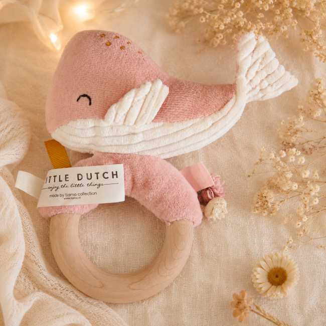 Hochet baleine bois et tissu Little Dutch Hochet bébé Little Dutch en forme de baleine rose avec anneau de dentition en bois