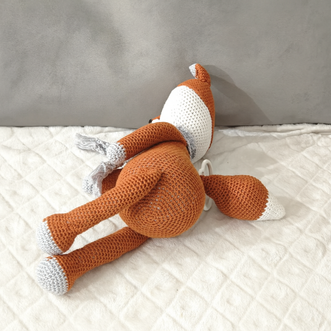 Renard en crochet artisanal allongé, coton 4/8, écharpe amovible