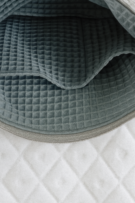 Intérieur de trousse artisanale avec doublure en tissu gaufré vert