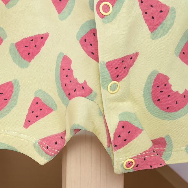 - Boutons pression entre-jambe du body bébé fille jaune à motifs pastèque - TITLE : Fermeture pression entre-jambe – Body seconde main bébé fille – Détail pratique  🖼️ Image 4 (vue suspendue, ambiance naturelle) - ALT : Body bébé fille jaune à motifs past