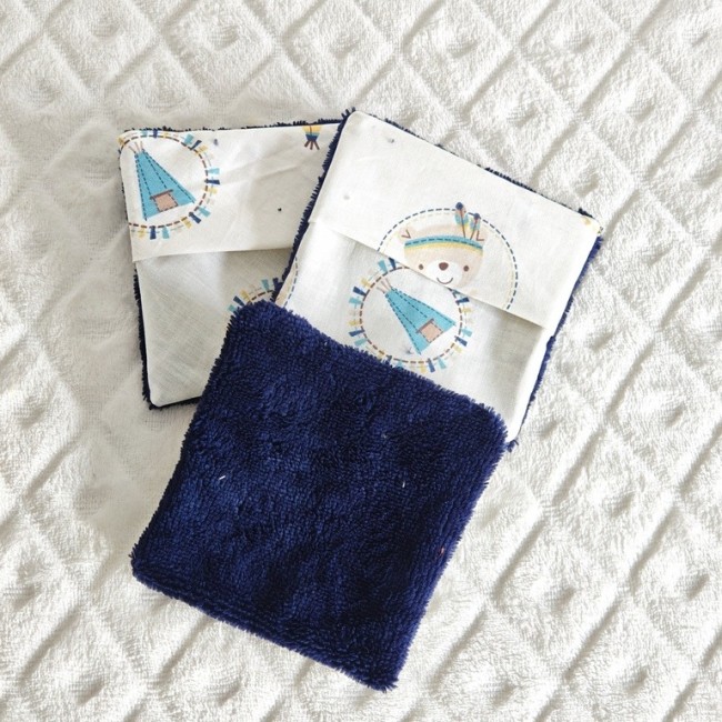 Lingettes démaquillantes lavables en bambou bleu et coton fleuri avec poche de maintien