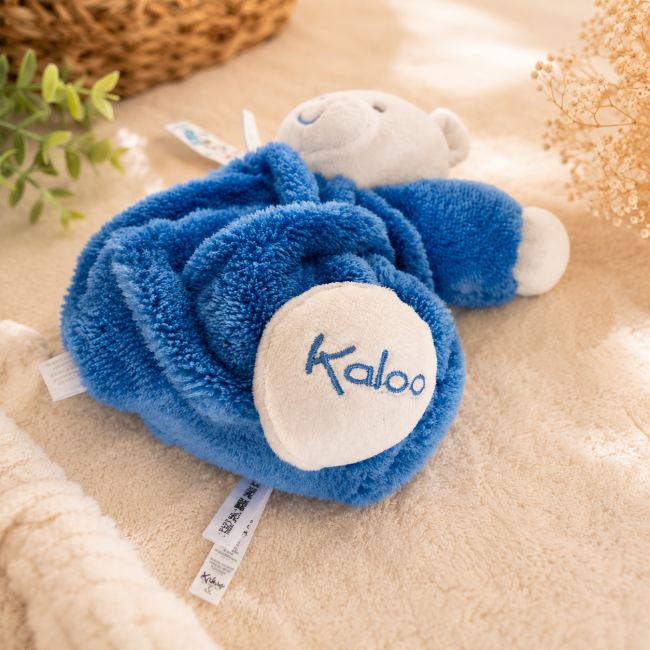 Broderie Kaloo Détail de la broderie Kaloo sur le doudou ours bleu