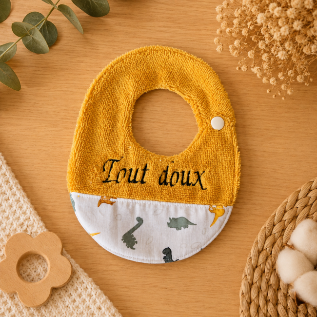 Bavoir artisanal T1 en fibre de bambou jaune moutarde Bavoir bébé T1 en fibre de bambou jaune moutarde avec broderie Tout doux
