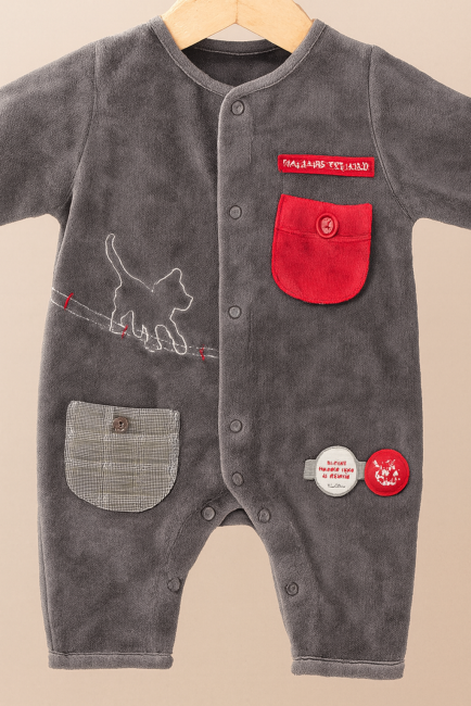 Grenouillère bébé grise avec broderie chat, patch tigre et texte 