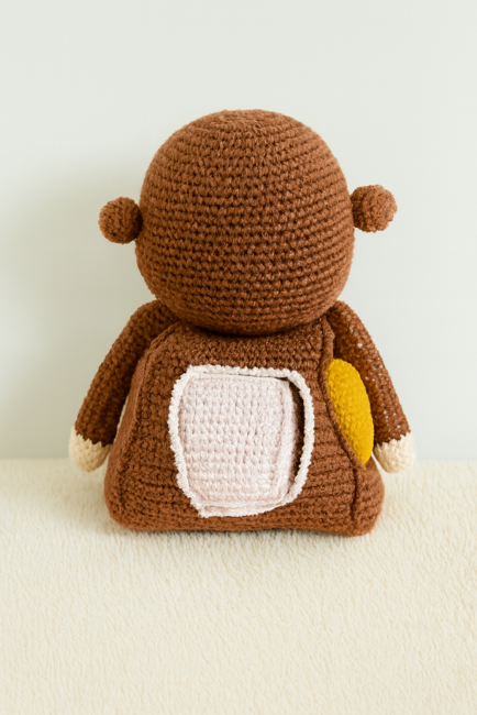 Dos du singe en crochet avec ouverture rose et formes géométriques colorées à côté