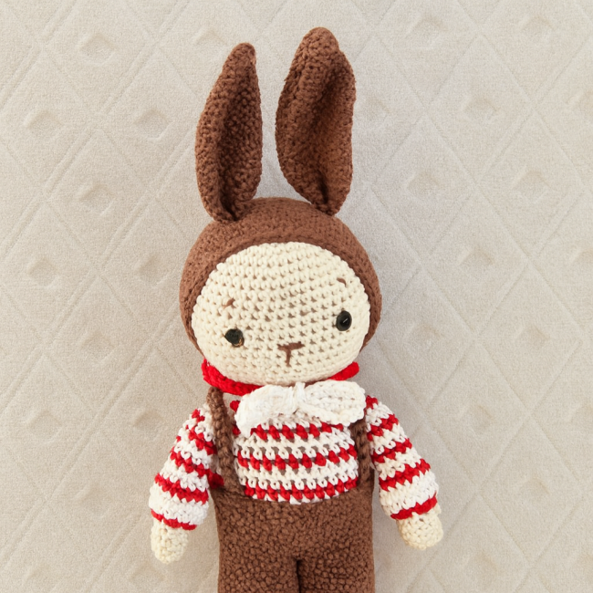 Doudou lapin crocheté avec oreilles marron, nœud blanc et tenue cousue non amovible