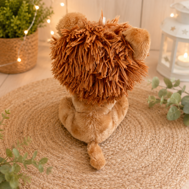 Lion en peluche Sandy brun roux vu de dos avec sa petite queue