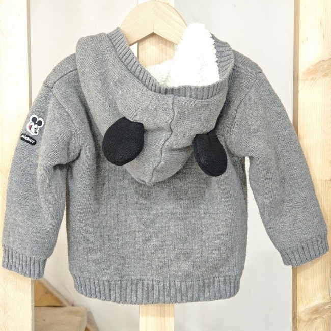 Veste bébé Disney grise en maille avec capuche à oreilles et patch Mickey sur la manche gauche