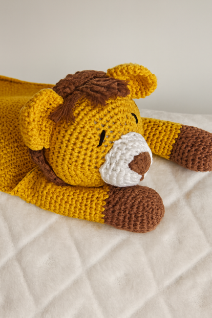 Doudou lion crocheté à la main, plat et circulaire, avec crinière brune et yeux fermés