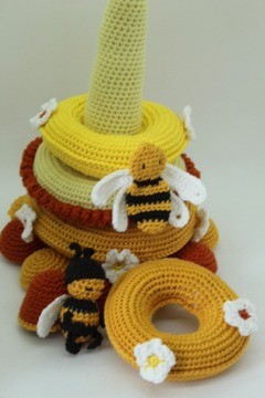 Empilement ludique – Abeilles et anneaux crochetés Jouet éducatif à empiler en crochet avec fleurs et abeilles