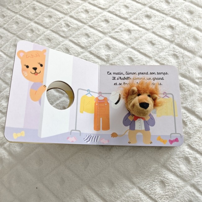 Pages intérieures du livre Simon le lion avec marionnette intégrée Pages intérieures du livre Simon le lion avec marionnette en peluche et illustrations pour bébé