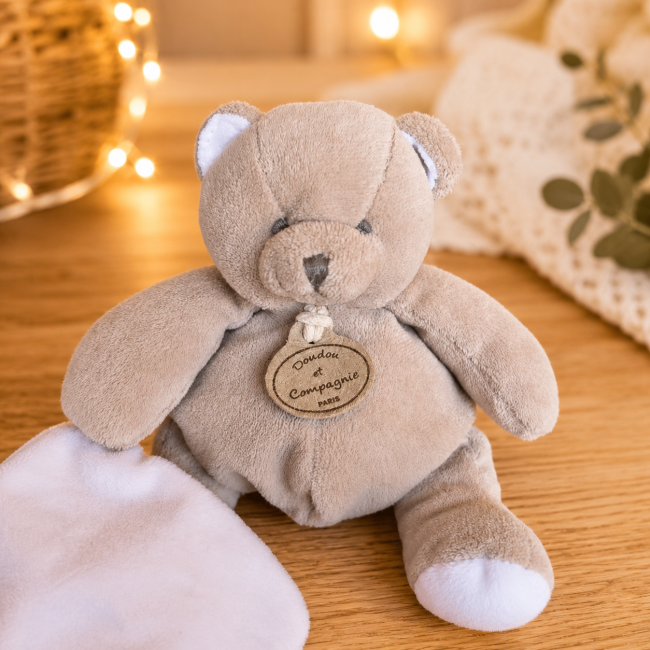 Doudou Doudou et Compagnie beige – Gros plan Gros plan sur le visage du petit doudou beige Doudou et Compagnie