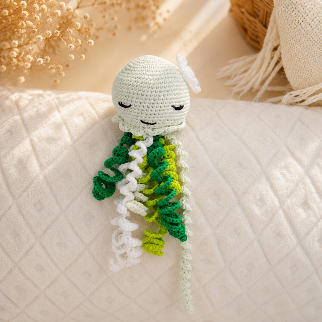 Pieuvre artisanale au crochet vert et blanc avec visage brodé