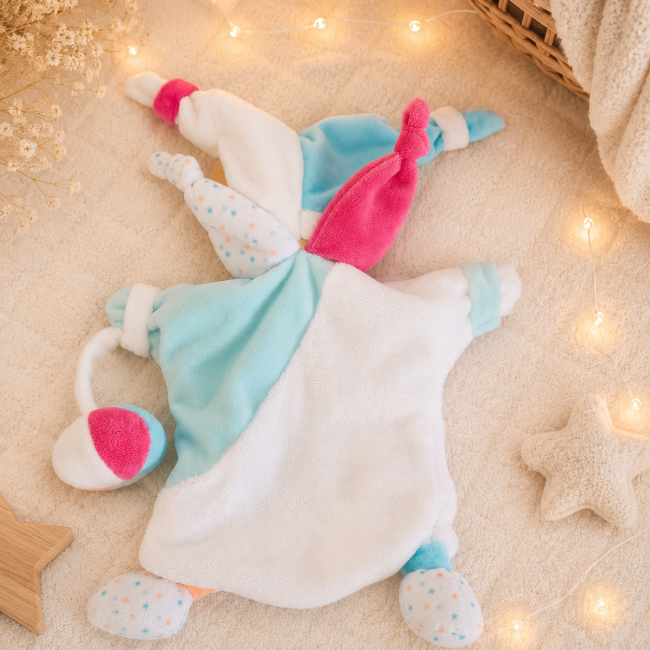 Dos doudou marionnette ours pastel Dos du doudou marionnette ours pastel en tissu doux sur fond cocooning