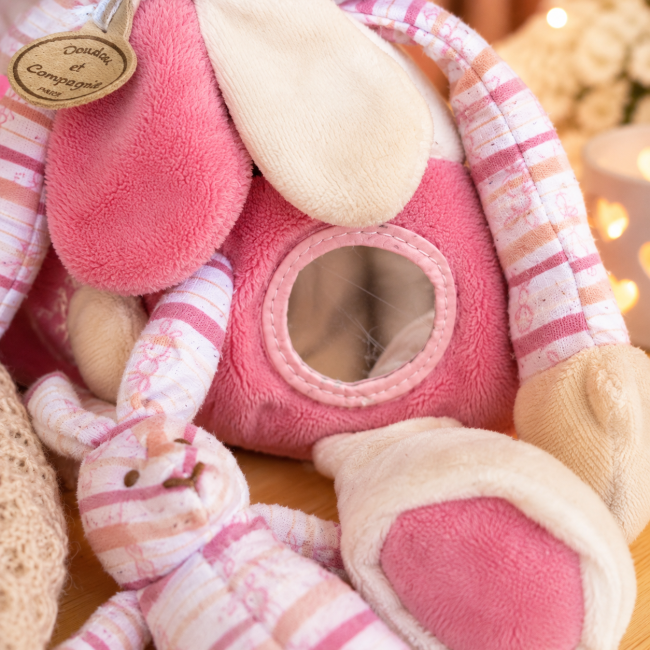 Doudou lapin – Vitre ronde rayée Doudou lapin Doudou et Compagnie avec vitre ronde rayée visible