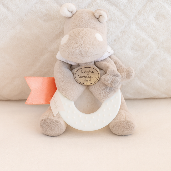 Doudou et Compagnie – hippopotame avec anneau de dentition – seconde main nettoyé Doudou hippopotame avec anneau de dentition et ruban rose, logo Doudou et Compagnie sur le ventre