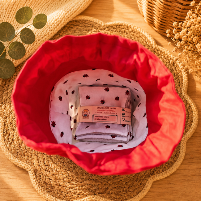 Intérieur du pochon artisanal contenant les 8 lingettes lavables en fibre de bambou