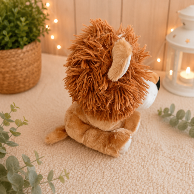 Lion en peluche Sandy brun roux vu de côté avec sa crinière