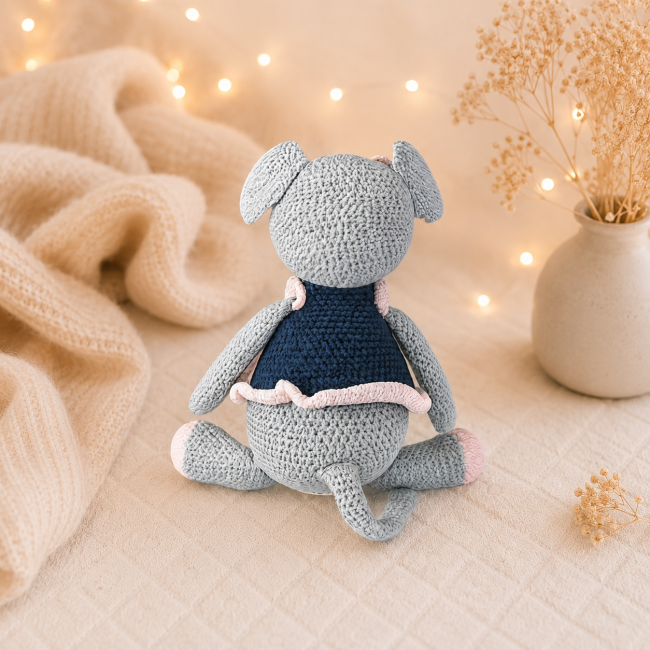 Boîte à musique crochetée – vue arrière du doudou Doudou musical artisanal en crochet vu de dos, gilet bleu marine bord rose