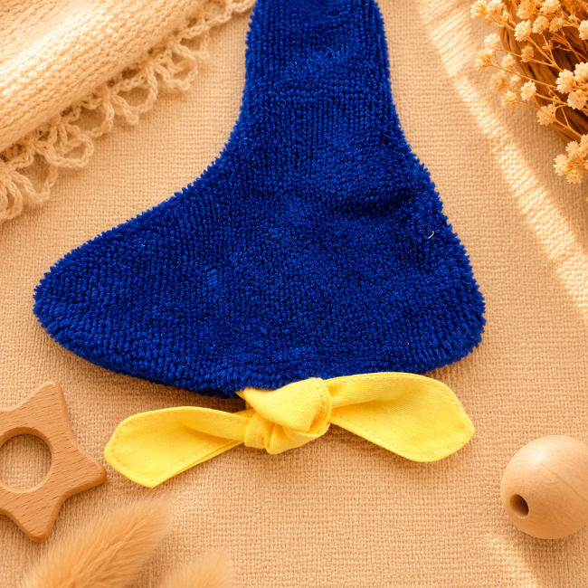 Gros plan du canard bleu marine en fibre de bambou avec pattes jaunes