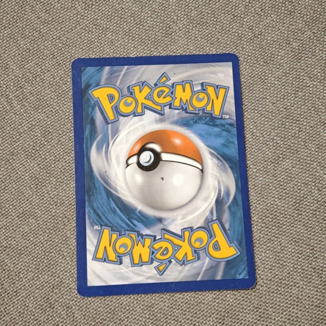 - Dos officiel carte Pokémon – design Pokéball classique Souhaites-tu que je t’aide à créer un modèle réutilisable pour toutes tes cartes Pokémon, ou à harmoniser les balises pour d’autres catégories comme les jouets ou les livres ? Dos authentique d’une carte Pokémon avec Pokéball centrale et motifs tourbillonnants bleus