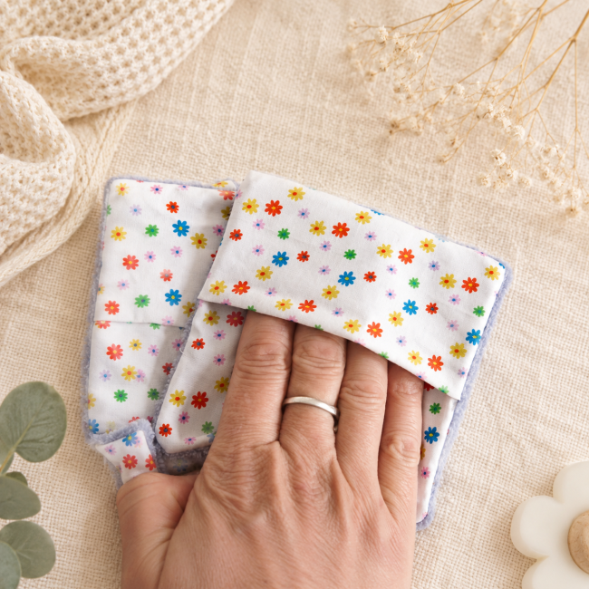 Lingette démaquillante lavable avec poche fleurie de maintien pour une meilleure prise en main Lingette démaquillante lavable avec poche fleurie pour la main en fibre de bambou