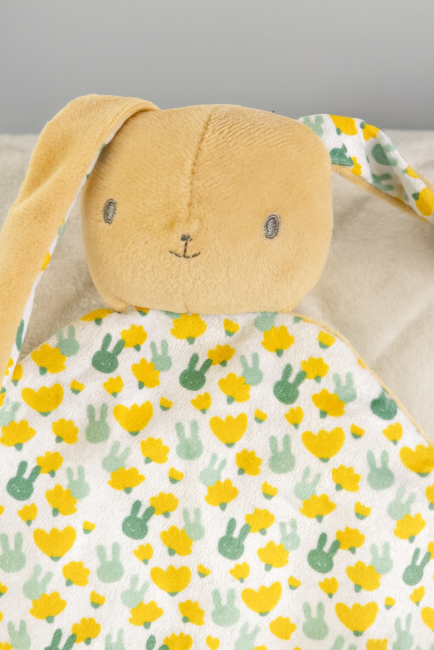 Doudou lapin avec tête beige et couverture blanche à motifs tulipes jaunes et vertes, étiquette Konny