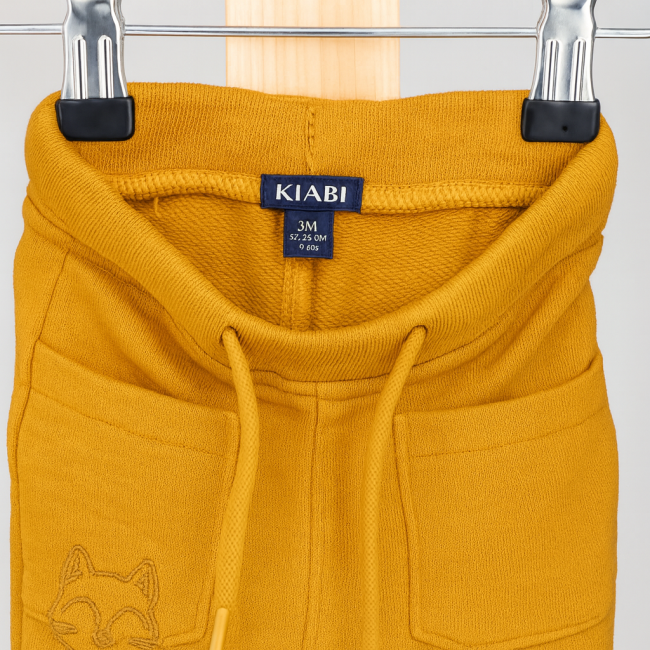 Pantalon bébé moutarde KIABI taille 3 mois avec étiquette visible, poches et broderie