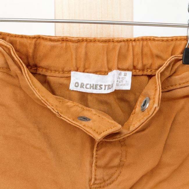 Détail de l’étiquette Orchestra – 18 mois, 86 cm Étiquette intérieure du pantalon Orchestra 18 mois – Taille 86 cm, fabriqué au Bangladesh