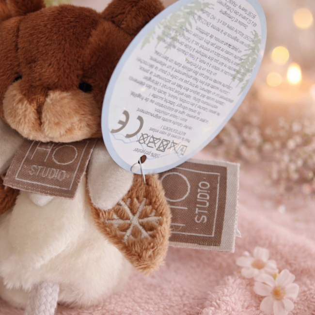 Gros plan du doudou Histoire d’Ours avec étiquettes et détails de finition