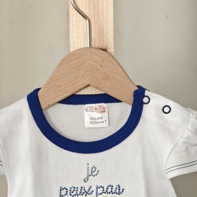 vue sur l'étiquette Fermeture en pression sur le body - robe rayée blanc et bleu