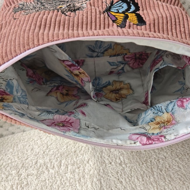 Intérieur de trousse artisanale – Doublure fleurie et broderie extérieure