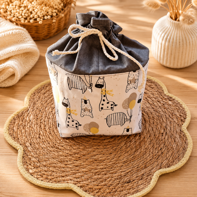 Pochon artisanal en tissu motif girafes pour ranger des lingettes lavables en fibre de bambou
